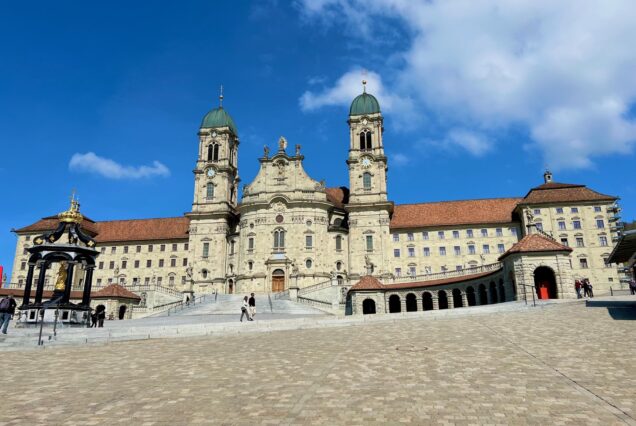 Estatua de la Virgen Negra, Suiza